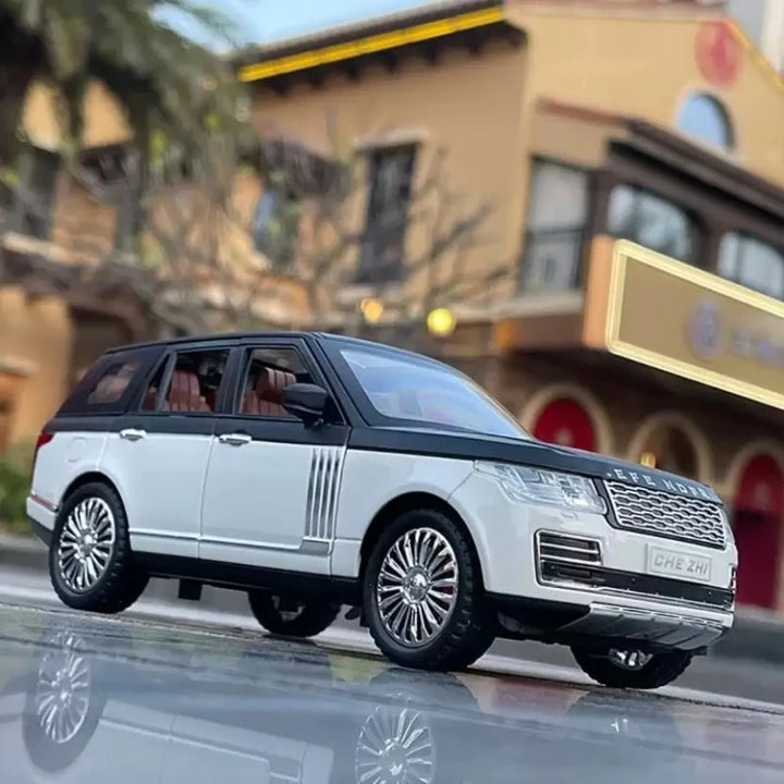 1:24 Metal Car Resembling Range Rover With Pull Back Function And Light & Sound (Pack of 1) - Assorted Colours