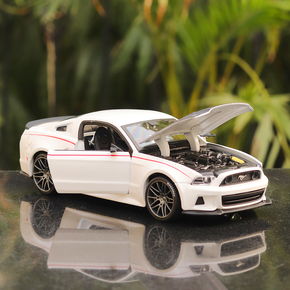 Licensed 2014 Ford Mustang Street Racer Diecast Car (1:24 Scale Model)