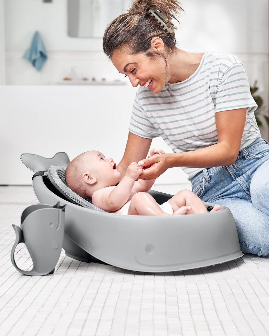 Skip Hop Moby Waterfall Bath Rinser - Grey | Soft Comfort Edge Bath Rinse Cup