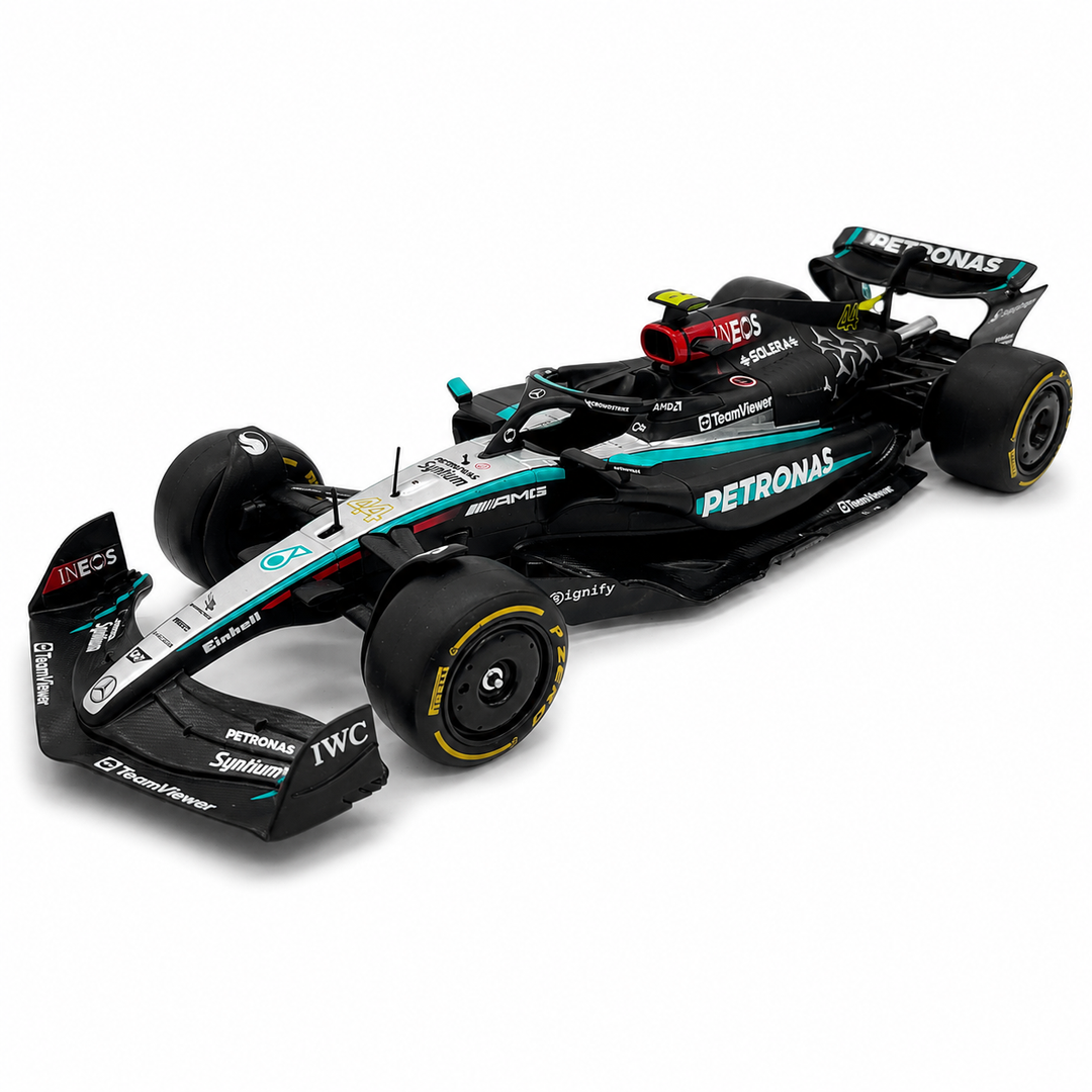 Bburago Original Mercedes-AMG F1W15 E Performance - Lewis Hamilton with Driver Figurine Licensed Diecast Car | 1:24 Scale (14 Years till Grown Ups)