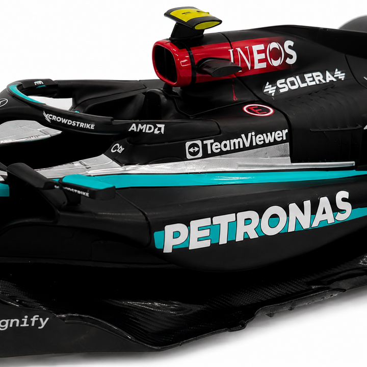 Bburago Original Mercedes-AMG F1W15 E Performance - Lewis Hamilton with Driver Figurine Licensed Diecast Car | 1:24 Scale (14 Years till Grown Ups)