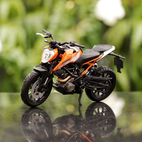 Bburago Original Licensed KTM 250 Duke Diecast Bike | 1:18 Scale (14 Years till Grown Ups)