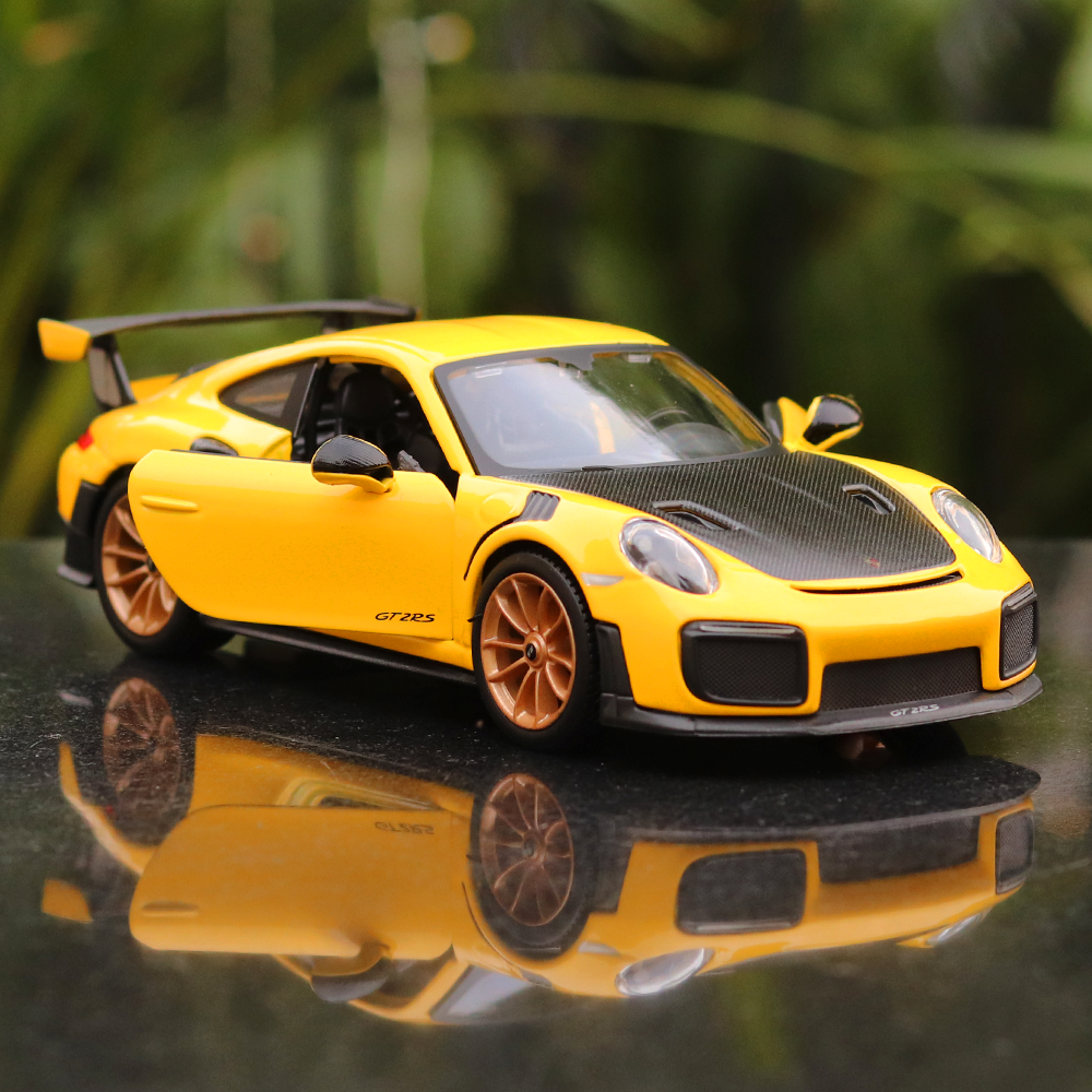 Maisto Licensed Porsche 911 GT2 RS Diecast Car (1:24 Scale Model)