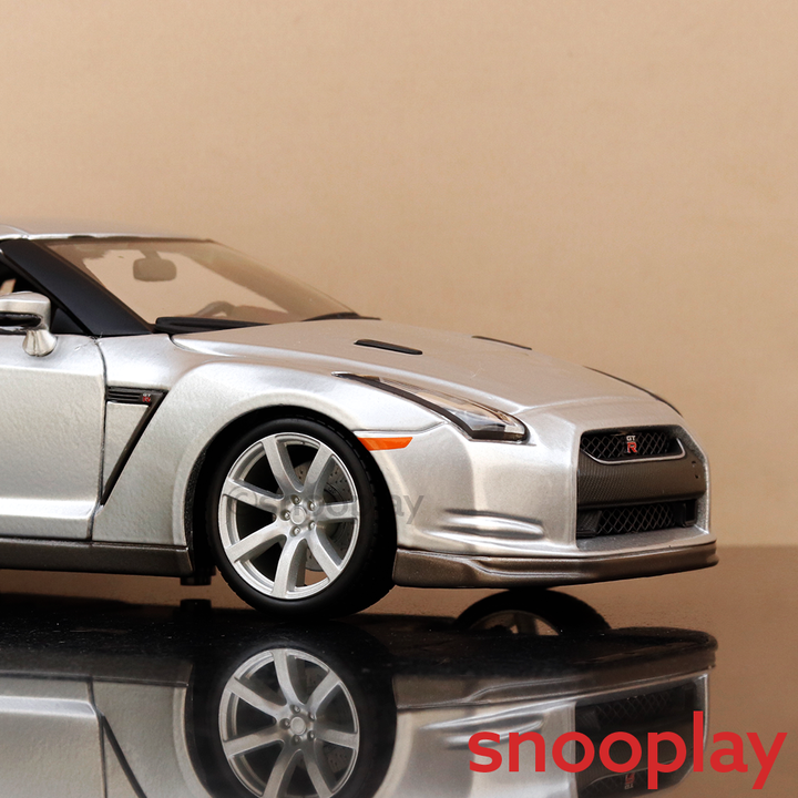 Bburago Original 2009 Nissan GT-R (R35) Licensed Diecast Car | 1:18 Scale (14 Years till Grown Ups)