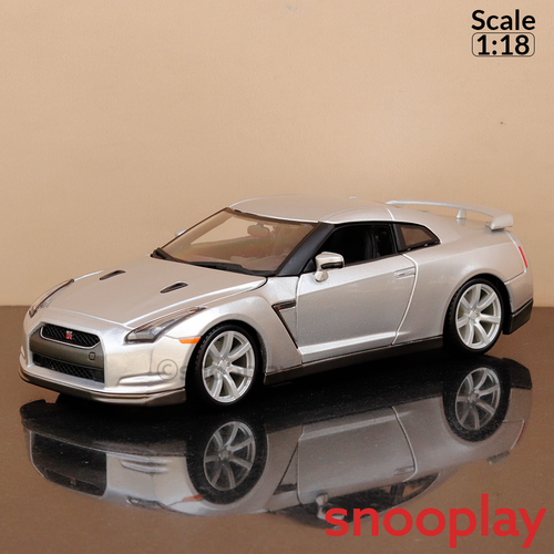 Bburago Original 2009 Nissan GT-R (R35) Licensed Diecast Car | 1:18 Scale (14 Years till Grown Ups)