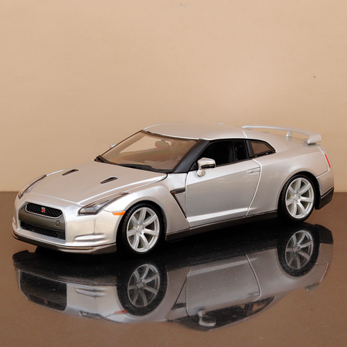 Bburago Original 2009 Nissan GT-R (R35) Licensed Diecast Car | 1:18 Scale (14 Years till Grown Ups)
