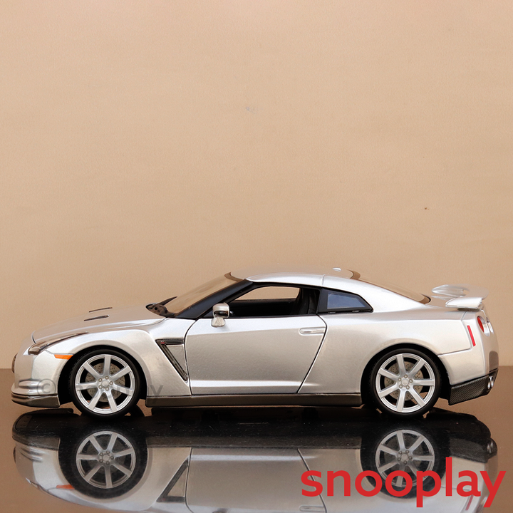Bburago Original 2009 Nissan GT-R (R35) Licensed Diecast Car | 1:18 Scale (14 Years till Grown Ups)