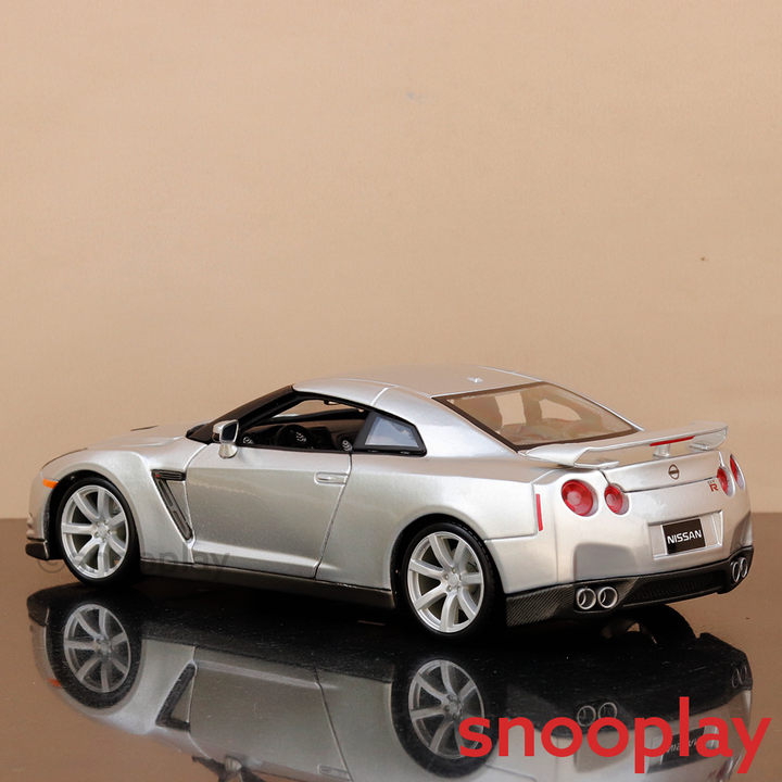 Bburago Original 2009 Nissan GT-R (R35) Licensed Diecast Car | 1:18 Scale (14 Years till Grown Ups)