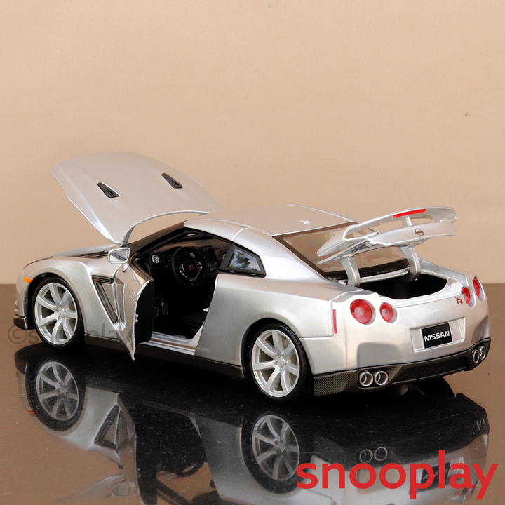 Bburago Original 2009 Nissan GT-R (R35) Licensed Diecast Car | 1:18 Scale (14 Years till Grown Ups)