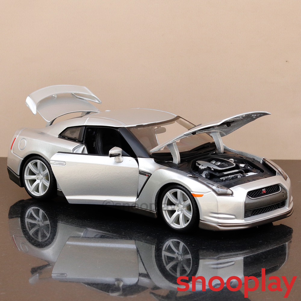 Bburago Original 2009 Nissan GT-R (R35) Licensed Diecast Car | 1:18 Scale (14 Years till Grown Ups)