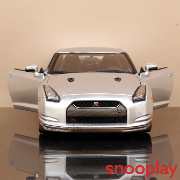 Bburago Original 2009 Nissan GT-R (R35) Licensed Diecast Car | 1:18 Scale (14 Years till Grown Ups)