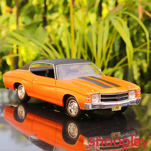 Maisto Original Licensed 1971 Chevrolet Chevelle SS 454 Sport Toy Car with Openable Parts and Adjustable Front Wheels (Scale 1:18)