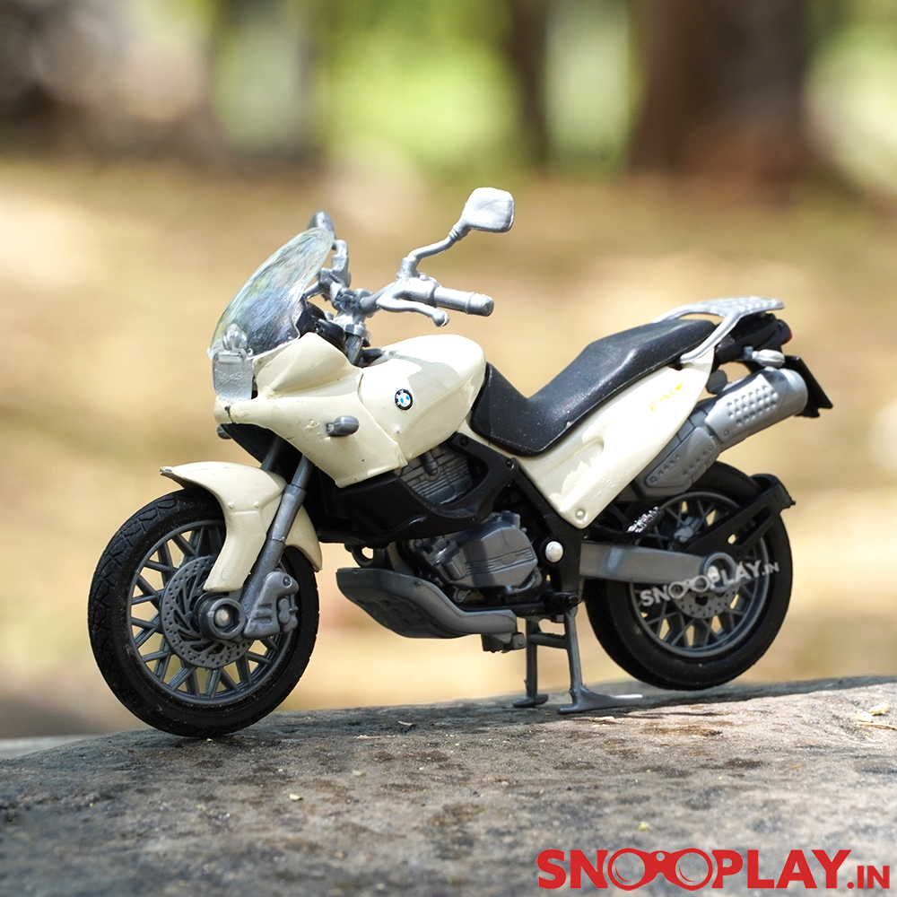 A perfect collectible for all the diecast lovers, BMW F650 ST diecast bike model made of metal with plastic parts.