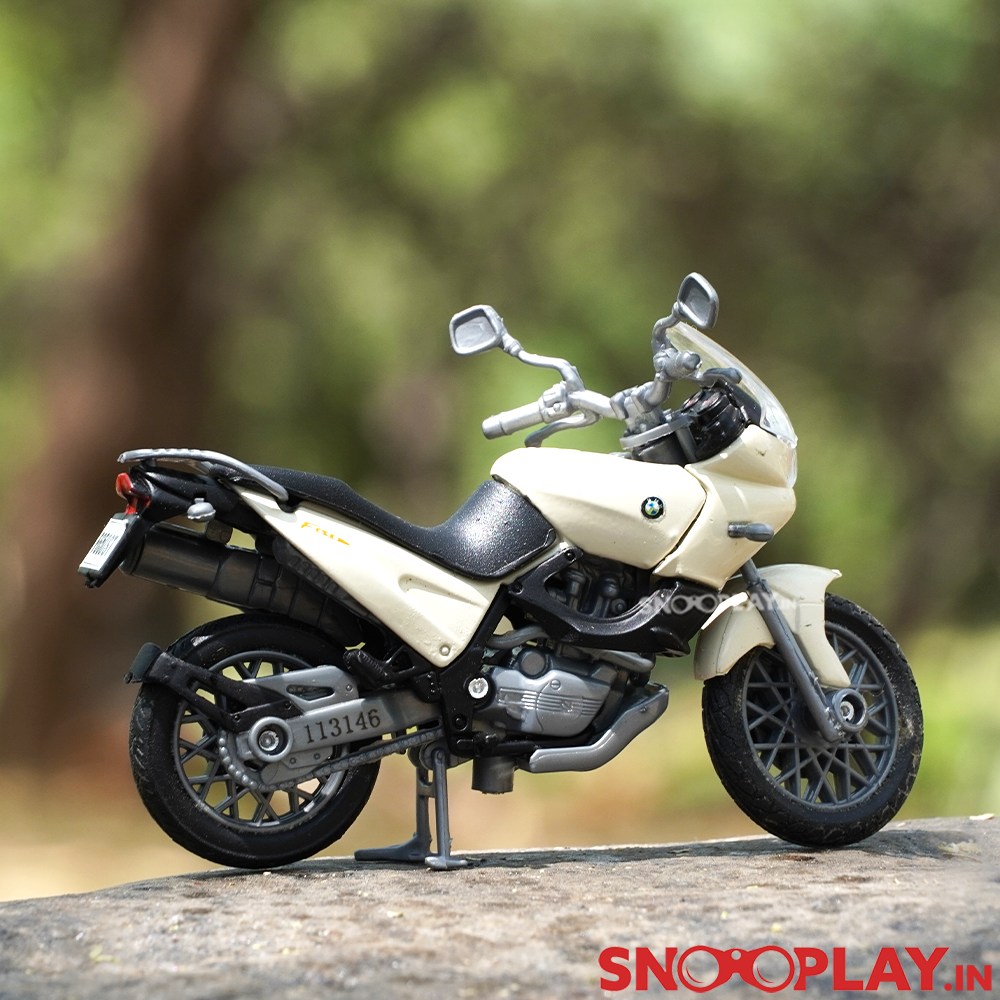 The BMW F650 ST diecast bike of length 6.4 inches.