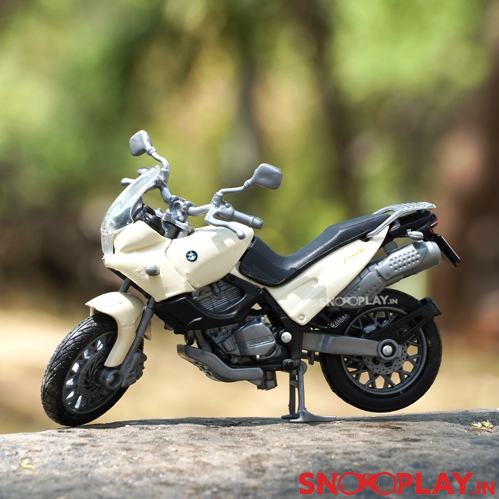 The right look of the BMW F650 ST diecast bike scale model with working kickstand and rolling tyres.