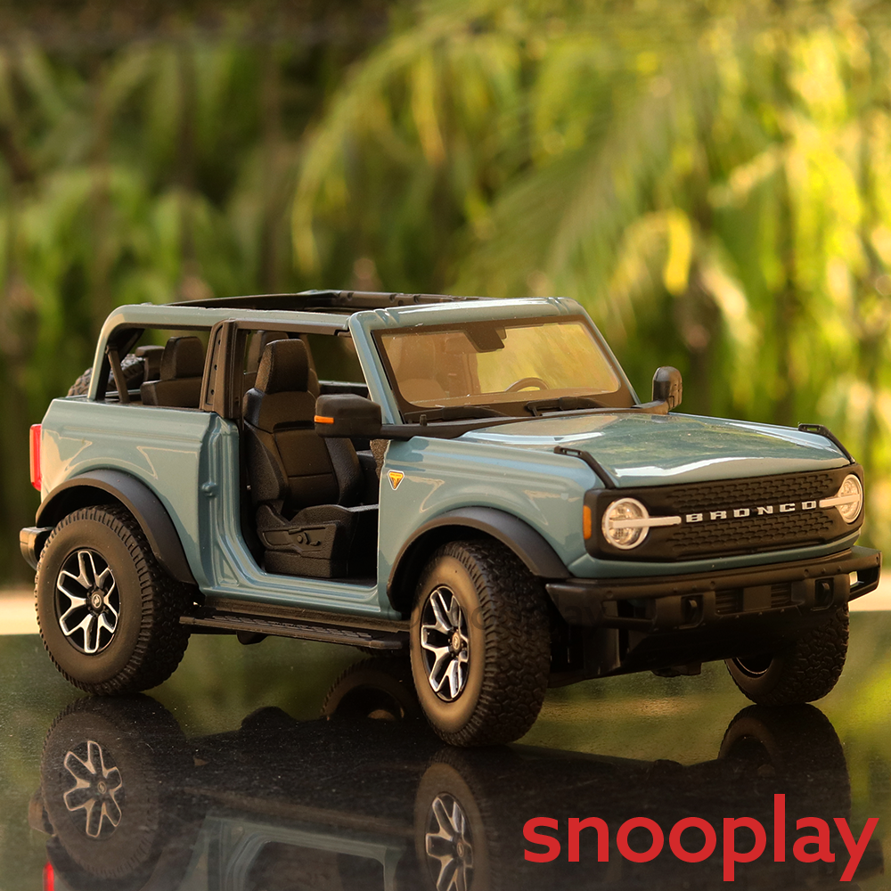 Licensed 2021 Ford Bronco Badlands Diecast Car Model (1:18 Scale)