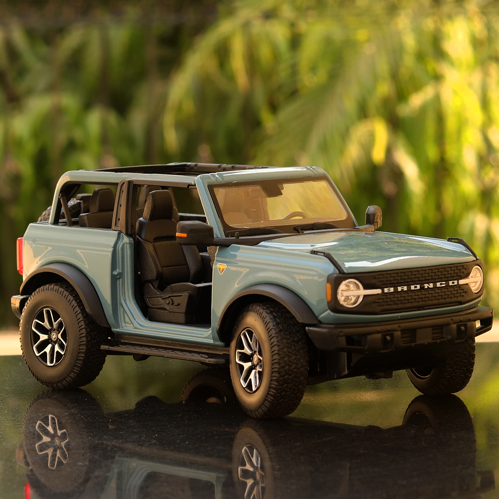 Licensed 2021 Ford Bronco Badlands Diecast Car Model (1:18 Scale)