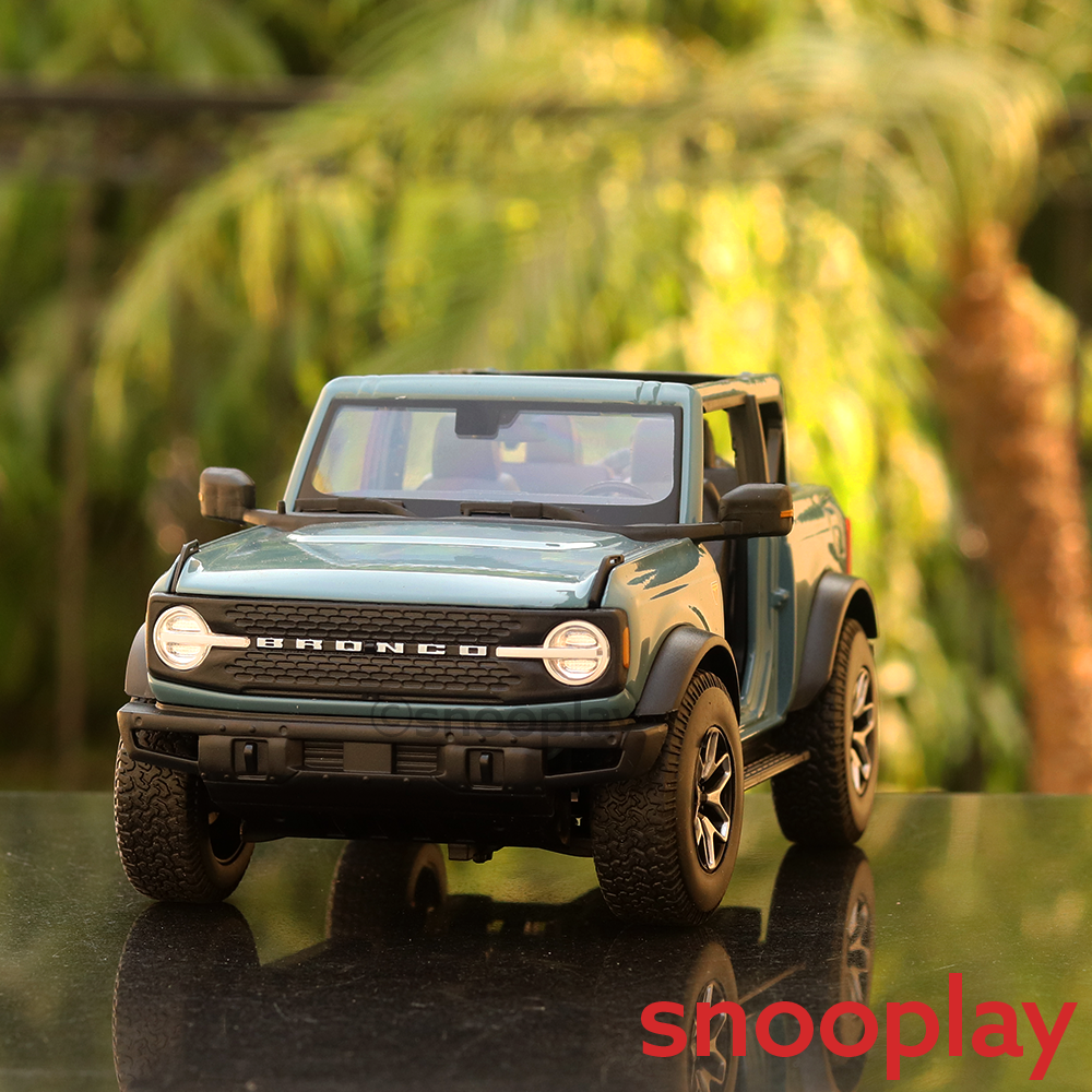 Licensed 2021 Ford Bronco Badlands Diecast Car Model (1:18 Scale)