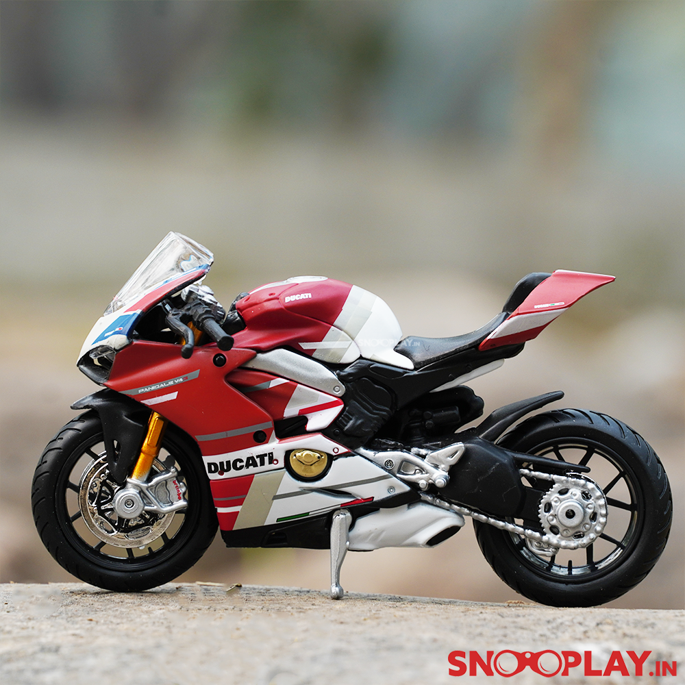 Buy Ducati Panigale V4 S Corse Diecast Bike Scale Model (1:18 Scale) , 100% Original and Licensed greatly detailed diecast superbike and a high quality replica of Ducati Panigale V4 S Corse bike.