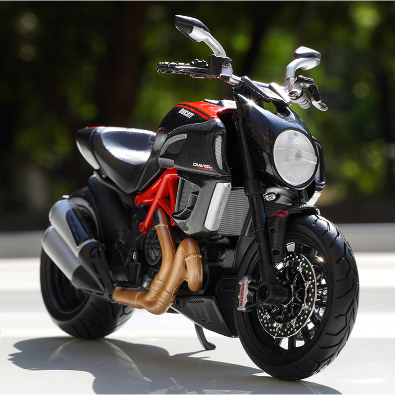 Ducati Diavel Carbon (1:18 Scale) Diecast Bike Model