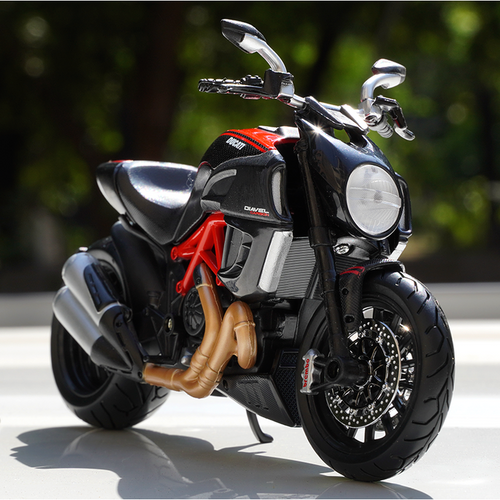 Maisto Original Licensed Ducati Diavel Carbon Diecast Bike | 1:18 Scale (14 Years till Grown Ups)