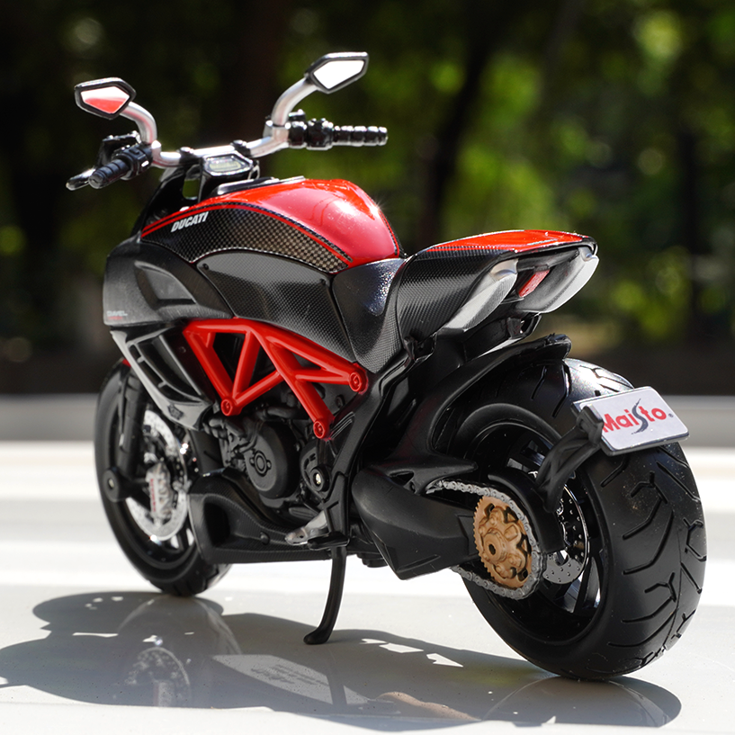 Buy Original Licensed Ducati Diavel Carbon Diecast Bike 1:18