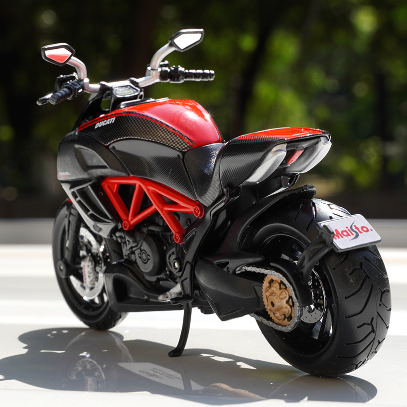 Ducati Diavel Carbon (1:18 Scale) Diecast Bike Model