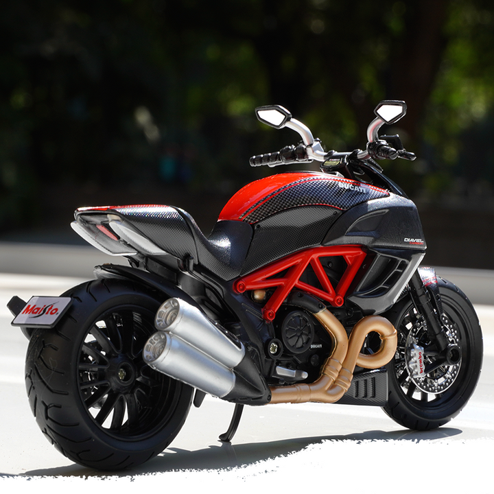 Ducati Diavel Carbon (1:18 Scale) Diecast Bike Model