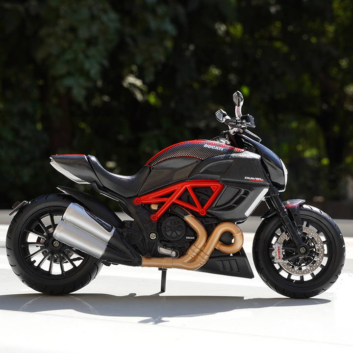 Ducati Diavel Carbon (1:18 Scale) Diecast Bike Model