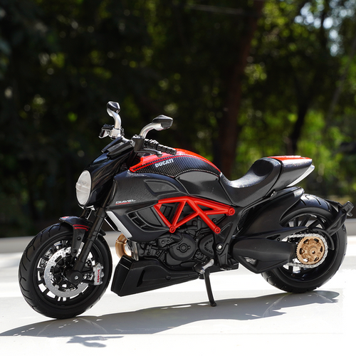 Maisto Original Licensed Ducati Diavel Carbon Diecast Bike | 1:18 Scale (14 Years till Grown Ups)
