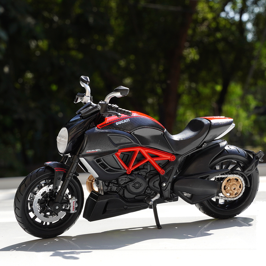 Ducati Diavel Carbon (1:18 Scale) Diecast Bike Model