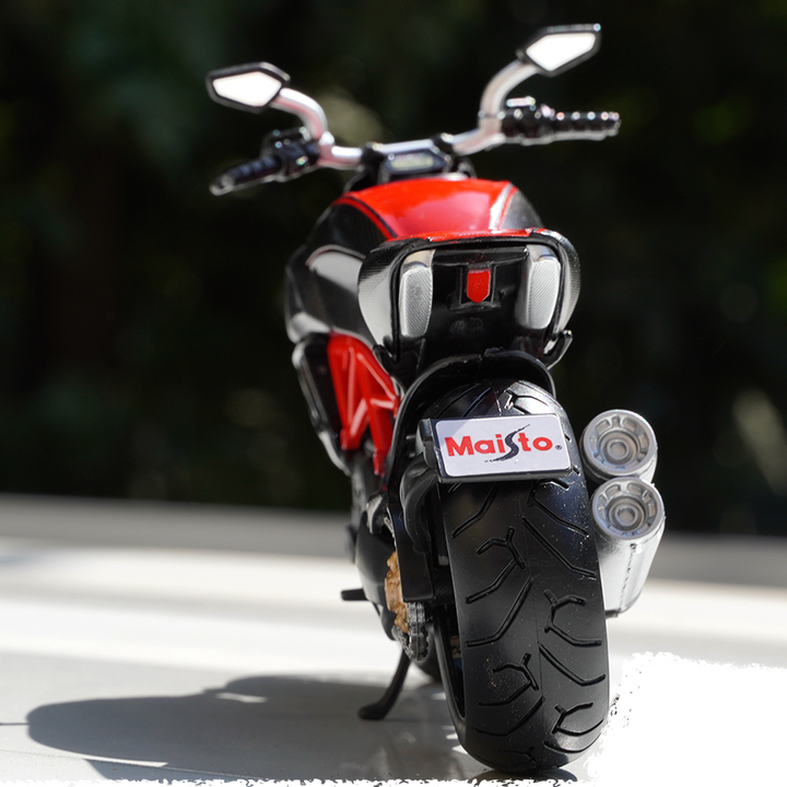 Ducati Diavel Carbon (1:18 Scale) Diecast Bike Model