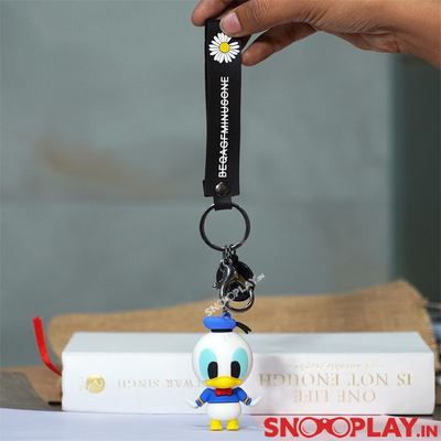 A cool keychain of 3D Donald duck with lobster clasp hook and band, ideal for birthday gift.