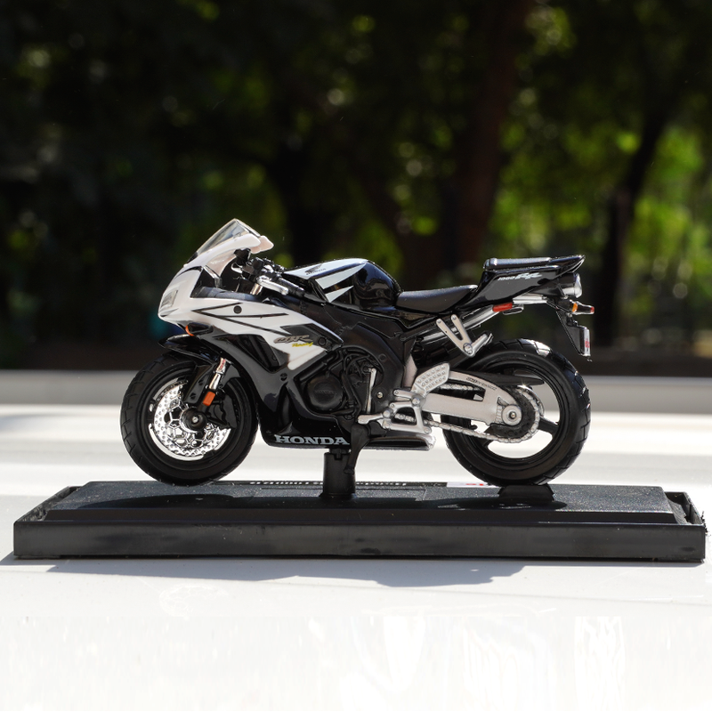 Honda CBR 1000RR 1:18 Scale Diecast Bike Model