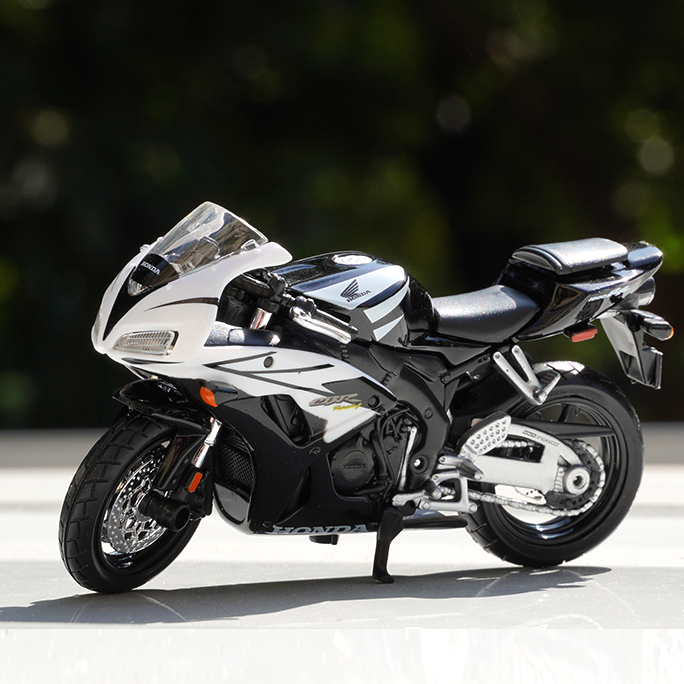 Honda CBR 1000RR 1:18 Scale Diecast Bike Model