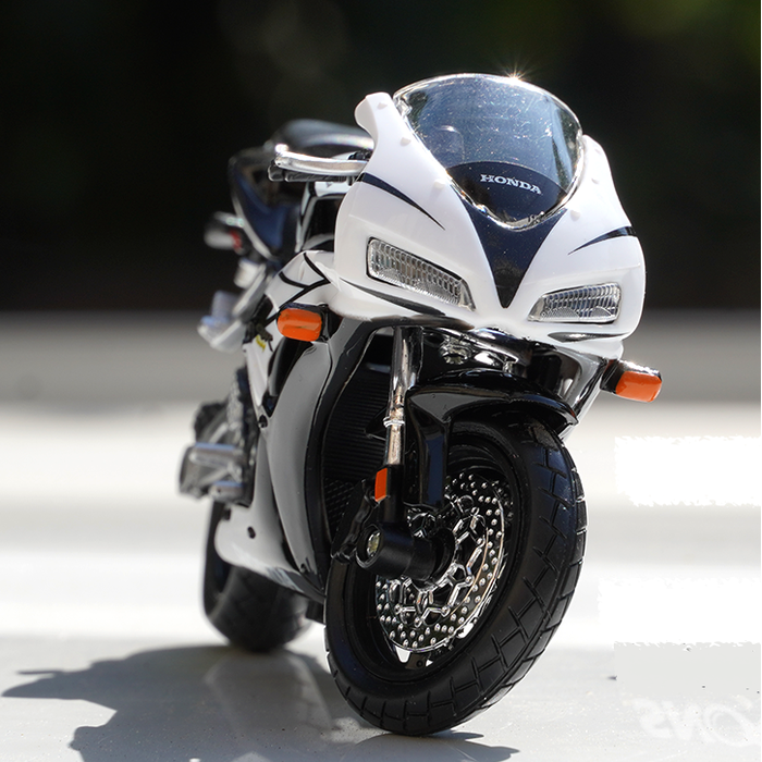 Honda CBR 1000RR 1:18 Scale Diecast Bike Model