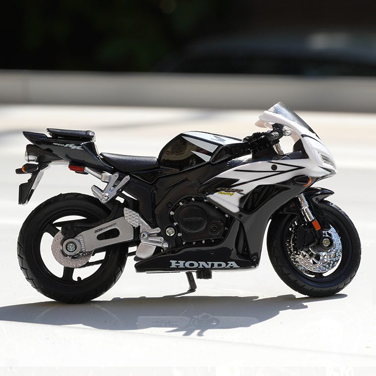 Honda CBR 1000RR 1:18 Scale Diecast Bike Model