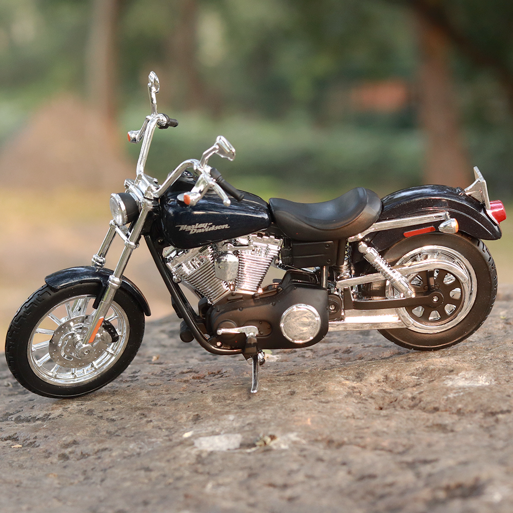 Harley 2006 Dyna Street Bob side shot