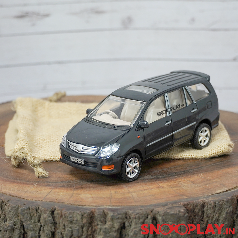 Black coloured nicely detailed Innovo Toy car that comes with complimentary jute pouch, perfect for gifting purposes.