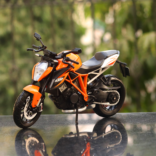 Original Licensed KTM 1290 Super Duke R Diecast Bike | 1:12 Scale (14 Years till Grown Ups)
