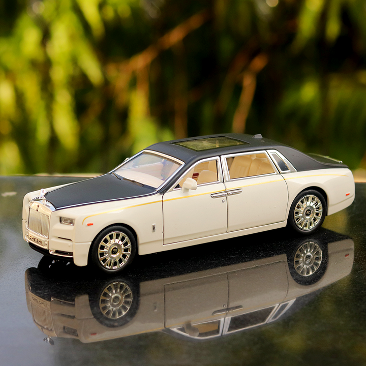 Luxury Car Diecast Model resembling Rolls Royce (1:24) - with Light & Sound - Assorted Colors