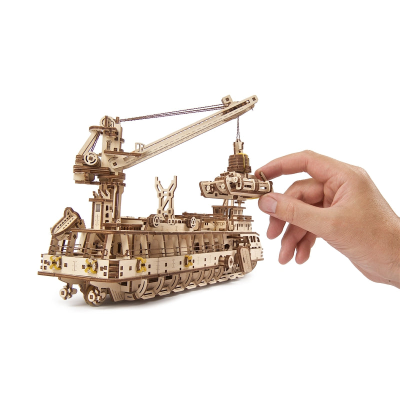 Research Vessel 3D Assembling Kit - 575 Pieces