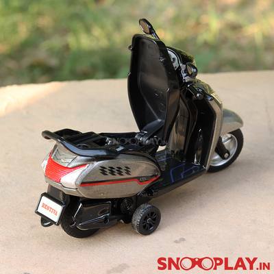The Bestiva scooty toy bike that has openable seat with amazing detailing.