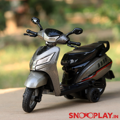 Bestiva Scooty Toy with openable seat and pullback toy and comes with a complimentary jute pouch.