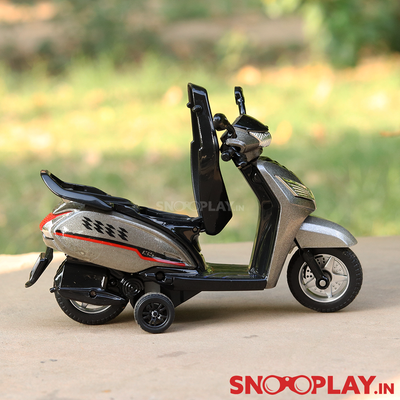 The easy to move affordable vehicle, Bestiva Scooty toy that comes with a pull back to move alloy wheel that can allow the bike to move at superb speed.