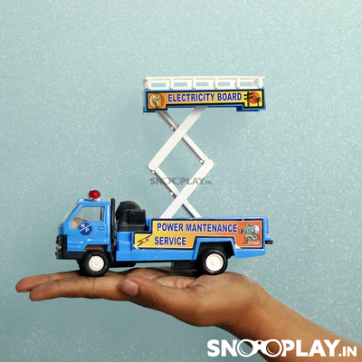 The plastic made breakdown service toy truck of length 7.6 inches.