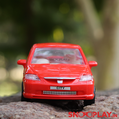 Ideal for gifting purposes, the classic red coloured model of honda city car that has a pull back feature.