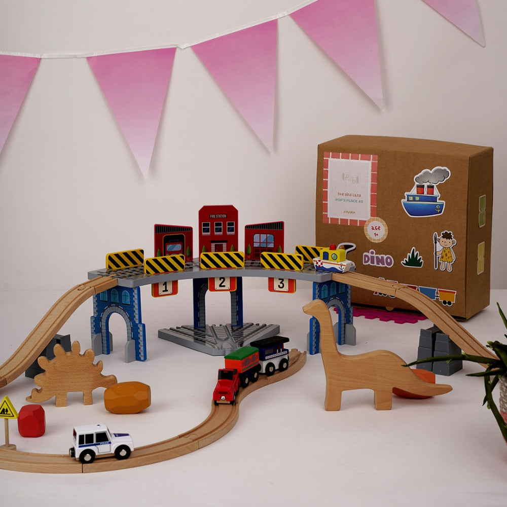 The Dino Land-Third Set-1 Police Jeep,1 Car,1 Boat,2 Dinosaurs,3 Stones,1 Signal,4 Plastic Attachment,12 Tracks,1 Large Bridge.